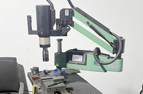 萬(wàn)向搖臂電動(dòng)伺服攻絲機(jī)